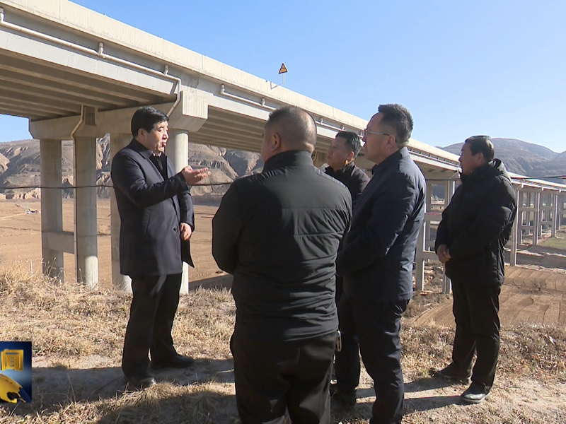 曹育铮在洪德山城调研重点工作落实情况