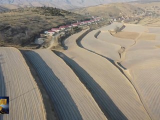 芦家湾乡：废旧地膜“清零”忙 顶凌覆膜保墒情