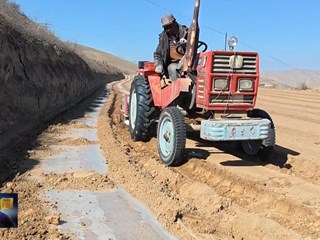 芦家湾乡：废旧地膜“清零”忙 顶凌覆膜保墒情